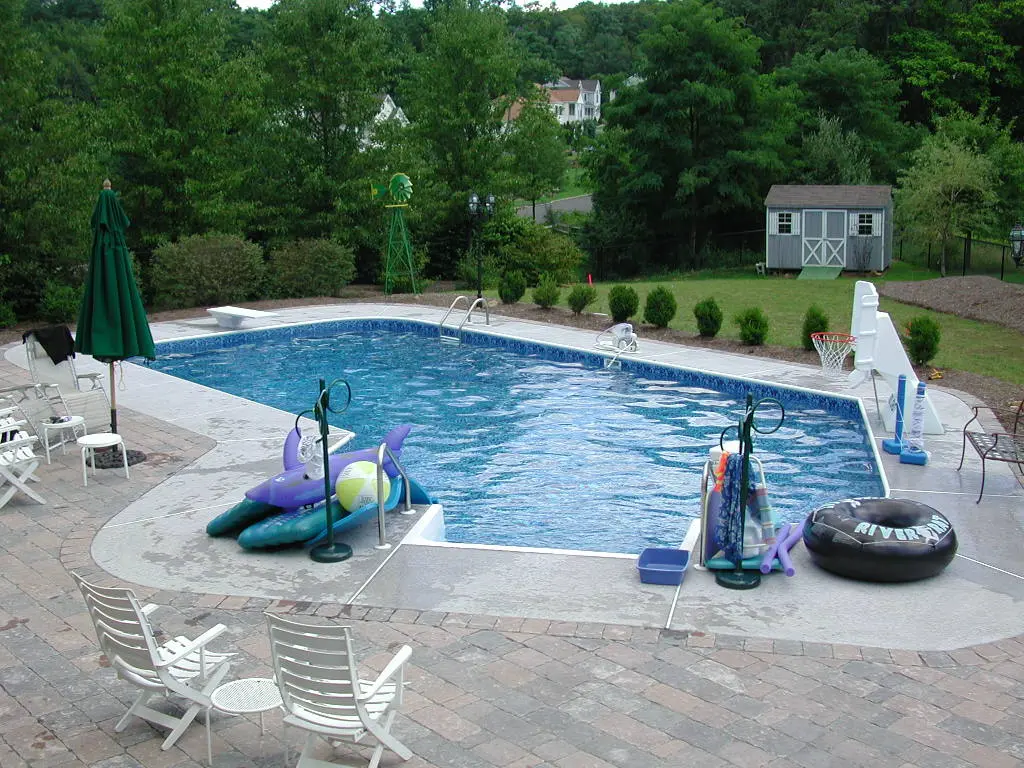 What North Jersey Pool Owners Should Know About Weekly Service, Repairs, & Seasonal Care