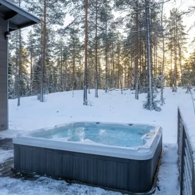 Henry Bona Pools & Spas - Hot Tub in Winter