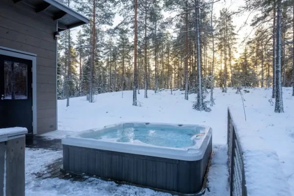 Henry Bona Pools & Spas - Hot Tub in Winter