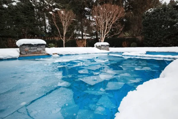 Henry Bona Pools & Spas - Uncovered Pool in Winter